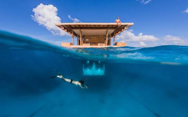 Căn phòng "The Underwater Room", thuộc về Manta Resort tại Pemba, Zanzibar, một đất nước xa xôi tại châu Phi nằm bên bờ Đại Tây Dương.