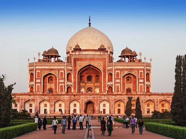 Lăng mộ Humayun là nơi chôn cất hoàng đế thứ 2 của Ấn Độ có tên Mughal. Lăng mộ trông giống như một cung điện với kiến trúc tinh tế. Đây cũng chính là nguồn cảm hứng để xây dựng đền Taj Mahal sau này.
