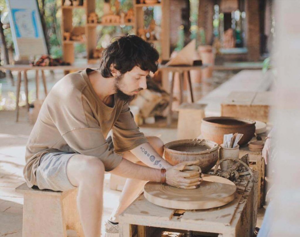Du khách trải nghiệm tập làm gốm tại làng gốm Thanh Hà. Ảnh: top1quangnam