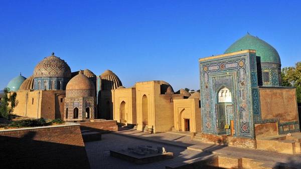 Samarkand (Uzbekistan) được Tamerlane chọn làm thủ phủ, xây dựng cung điện bằng đá cẩm thạch bề thế, nhà thờ Hồi giáo, lăng mộ, những ngọn tháp cao vút và mái vòm khổng lồ, trang trí bằng đá xanh tinh xảo với hàng trăm năm lịch sử. Trong hình là lăng mộ Shah-i-Zinda, được xây từ thế kỷ 11 đến thế kỷ 19, nơi an nghỉ của người thân Tamerlane và theo truyền thuyết, là anh em họ của nhà tiên tri Mohammed. Ảnh: Jill Potter.