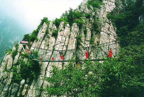 Đường lên Thiếu Lâm Tự phong cảnh rất hùng vĩ với núi cao, đèo sâu và rất nhiều cây tùng, bách bao quanh. Ảnh: Baike.