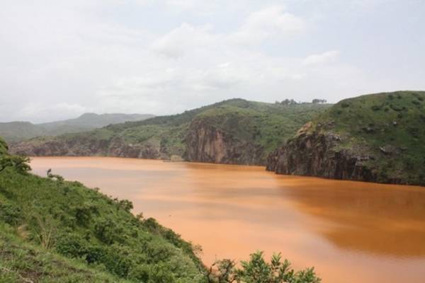 <strong>Hồ Nyos, Cameroon:</strong> Từng là một miệng núi lửa ngừng hoạt động, hồ Nyos sở hữu ượng khí CO2 bão hòa rất lớn và là nguyên nhân gây ra hiện tượng phun trào CO2. Cách đây gần 20 năm, một vụ phun trào khí CO2 đã bất ngờ đổ ập xuống và cướp đi sinh mạng của rất nhiều người dân khu vực.