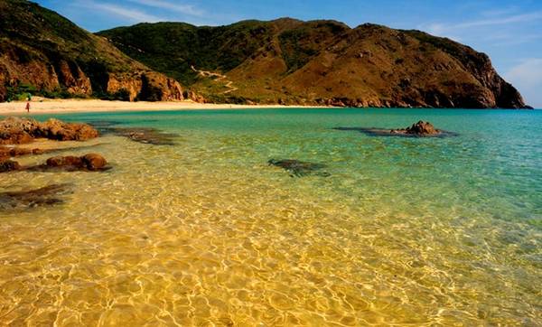 Màu nước, màu cát, màu trời giúp Kỳ Co đẹp như bức tranh thiên nhiên đầy màu sắc. Đây là một trong những bãi biển đẹp nhất CLB Nhiếp ảnh & Du lịch từng đặt chân đến. Ảnh: Nhi Nguyễn.