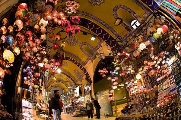 Khu chợ đã là trung tâm giao thương quan trọng từ năm 1461, gồm 2 tòa nhà mái vòm được xây vào năm 1455 và 1461 dưới lệnh của Sultan Mehmed. Ảnh: Tourmakerturkey.