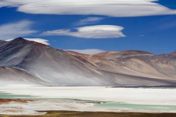 San Pedro de Atacama, Chile: Hình ảnh đẹp như tranh vẽ của San Pedro de Atacama không thể giấu đi được sự chết chóc của nơi đây với sự khô hạn khủng khiếp. Nhưng khách du lịch vẫn có thể hài lòng với những cánh đồng muối rộng lớn hay những mạch nước nóng nghi ngút bốc hơi.