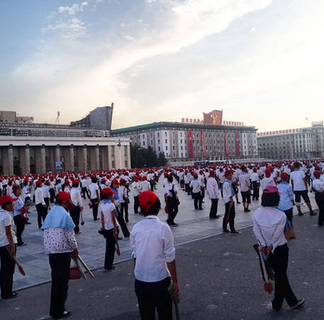 Buổi tập duyệt diễu hành rước đuốc cho ngày thành lập Đảng Lao động Triều Tiên 10/10 tại quảng trường Kim Nhật Thành.