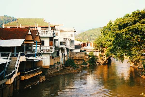 Khung cảnh yên bình hai bên bờ sông Moei với những ngôi nhà nằm sát mực nước. Con sông nhỏ này trở thành ranh giới tự nhiên của hai tỉnh Chiang Rai của Thái Lan và Tachileak của Myanmar.