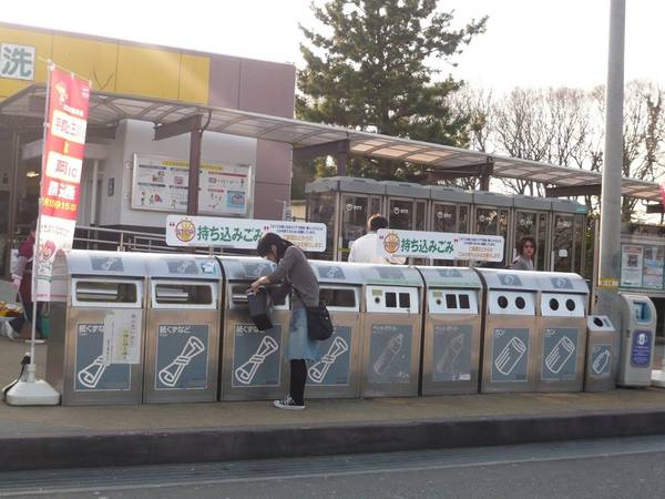 Tái chế: Do ít có tài nguyên thiên nhiên, người dân tập trung vào việc tiết kiệm và tái chế. Hệ thống phân loại rác của Nhật khá phức tạp và nghiêm ngặt, nhưng được người dân nghiêm túc tuân thủ. Lịch đổ rác của Nhật có theo từng ngày, ví dụ ngày đổ rác thủy tinh, ngày đổ thức ăn thừa, ngày đổ nhựa... để có thể tận dụng tốt nhất. Ảnh: Backofthebook.