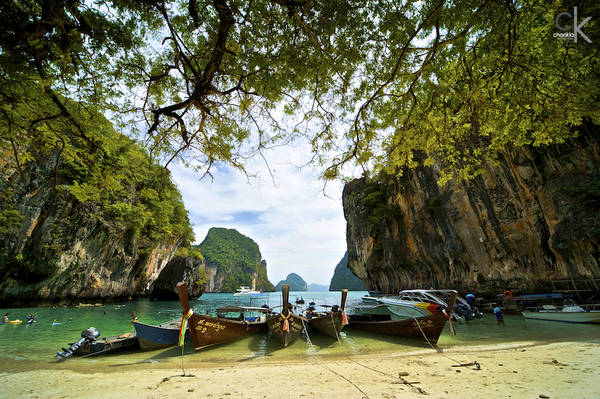 Nằm phía bờ tây của khu bán đảo miền nam Thái Lan, Krabi có những bãi biển đầy nắng, cát mịn, mặt nước trong xanh và những đảo đá rời ngoài khơi. Rừng đước và cây xanh nhiệt đới, những dòng sông và suối nước nóng khiến du khách luôn “bận rộn” với các họat động trong thời gian lưu trú tại Krabi. Ảnh: CK NG