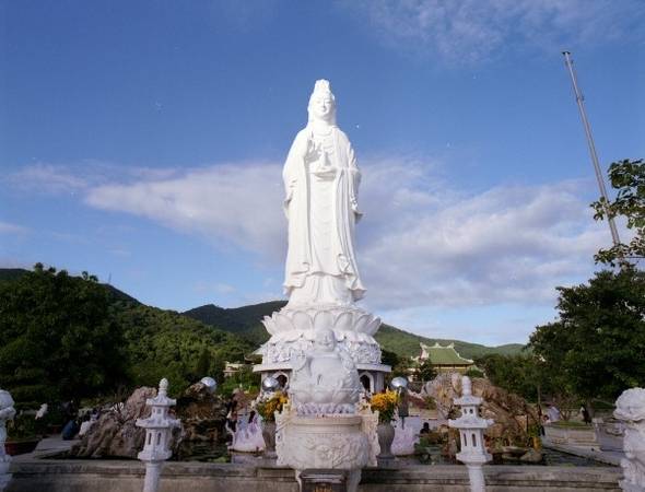 Tượng Quan Thế Âm - tượng lớn nhất Đông Nam Á nằm tại ngôi chùa Linh Ứng Tự Bãi Bụt.
