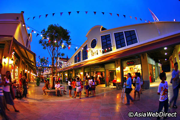 Asiatique như một nơi tụ tập của các bạn trẻ khi về đêm, vừa có thể dạo chơi hóng mát, vừa ăn uống shopping đều tuyệt vời. Ảnh: Bangkok.com