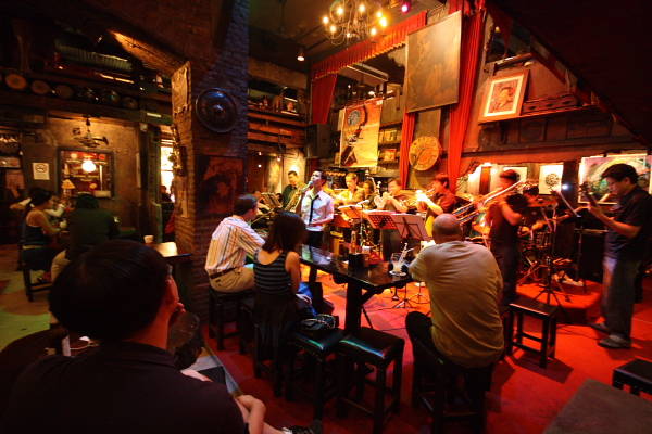 Đối lập với sự ồn ào của những hộp đêm, du khách thích sự yên bình tại Bangkok có thể đến những quán bar chơi nhạc Jazz và đắm chìm trong một thế giới riêng.