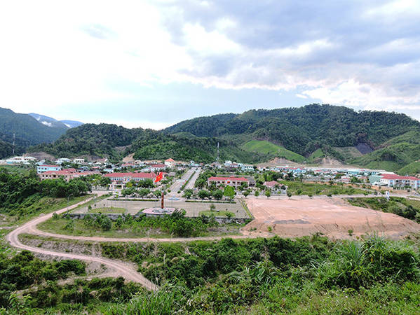 Bức tranh núi rừng tại trung tâm huyện Tây Giang - Ảnh: Thanh Ly