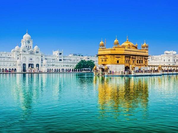 Khu Golden Palace là địa danh quan trọng của thành phố Amritsar. Đây là trung tâm tâm linh của người Sikhs và cũng là cửa ngõ đi Punjab cho các du khách đến từ Trung Á..