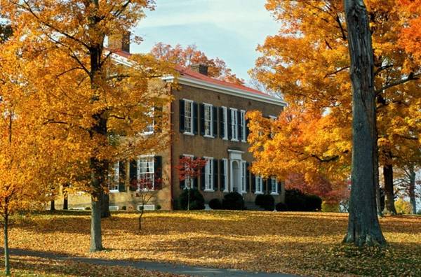 BardStown, Kentucky Được mệnh danh là thủ phủ rượu Bourbon của thế giới, thị trấn BardStown tại bang Kentucky còn được những người yêu du lịch lựa chọn là một trong những địa điểm ngắm mùa lá vàng, đỏ đẹp nhất nước Mỹ.