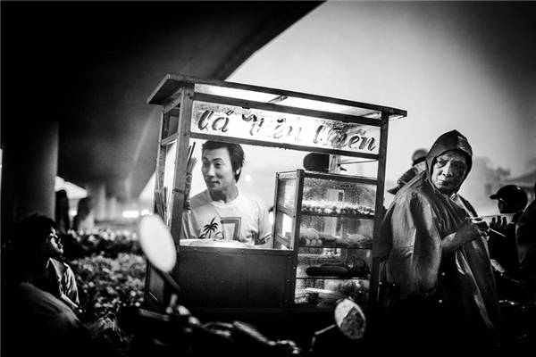 Một góc nhỏ Sài Gòn - nơi con người ta tựa vào nhau mà sống nhưng vẫn rực sáng sự lạc quan. (Ảnh: Neil Massey)