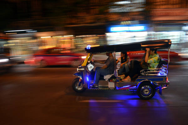 Du lich Thai Lan - Tai nạn xảy ra tương đối ít khi đi xe tuk tuk, vì tốc độ của xe là tương đối chậm (Ảnh: Onewayticketphil)