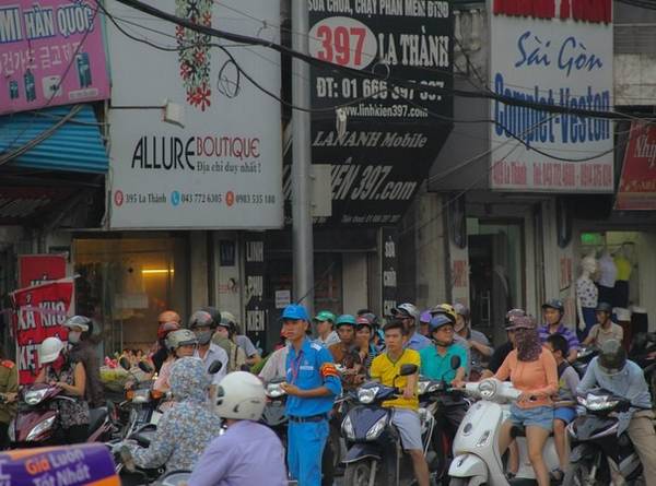 Những con phố Hà Nội luôn đông đúc và ồn ào.