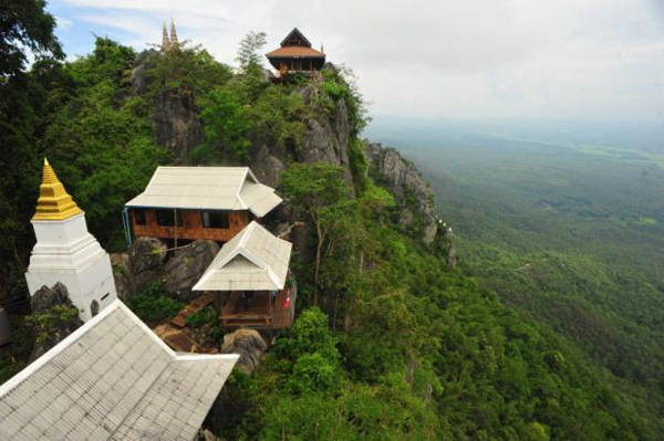Những ngôi chùa trắng tuyệt tác được xây dựng trên các vách núi. Ảnh: bangkokpost.