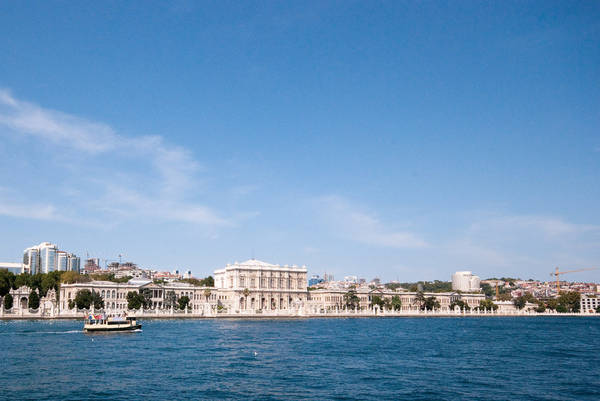 Cung điện tại Istanbul có hướng nhìn ra eo biển Bosphorus xinh đẹp.