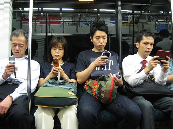 Mọi người dường như ai cũng bận rộn với những chiếc điện thoại trên tay.