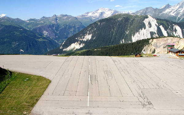 Sân bay Courchevel Sân bay Courchevel (nằm ở thị trấn trượt tuyết nổi tiếng cùng tên) được coi là một trong những sân bay gây đau tim nhất thế giới, khi đường băng của nó chỉ dài khoảng 536 m và khá dốc. Phi công phải có giấy phép đặc biệt mới được phép hạ cánh tại đây.