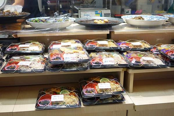 Chất lượng thực phẩm: Từ những món ăn cao cấp và đắt tiền tới các hộp cơm bán sẵn ở siêu thị, đồ ăn ở Nhật có chất lượng tuyệt hảo. Bạn hoàn toàn có thể mua một bữa ăn ngon lành ở các siêu thị mini. Nhân viên luôn sẵn lòng hâm nóng lại đồ cho khách. Ảnh: Melissadreamsofsushi.