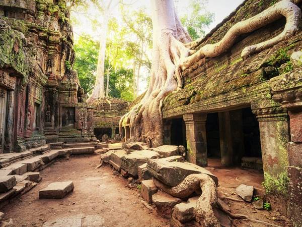 <strong>Siem Reap, Campuchia:</strong> Lonely Planet đánh giá Angkor Wat là điểm đến tuyệt nhất thế giới năm 2014. Quần thể kiến trúc cổ có quy mô khổng lồ này nằm sâu trong rừng của Siem Reap, với đầy đủ kênh đào, đền miếu, hầm mộ, cung điện.