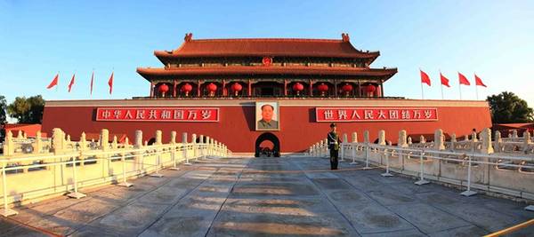 Ngày 4. Bắc Kinh: Bắc Kinh còn rất nhiều kỳ quan cho bạn chiêm ngưỡng. Sáng ngày thứ 4 bạn sẽ tới tham quan Quảng trường Thiên An Môn – đây cũng là quảng trường rộng nhất thế giới với sức chứa lên tới 1 triệu người. Ảnh: Eastwebside.com.