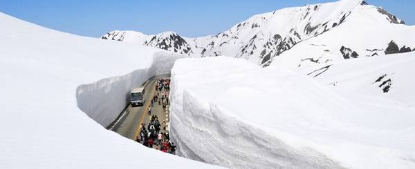 Alps Nhật Bản Alps Nhật Bản là tên gọi chung cho 3 dãy núi trên đảo Honshu với khung cảnh tuyết phủ trắng xóa khi mùa đông tới. Bạn có thể đi dạo quanh thung lũng Kamikochi hoặc chinh phục những sườn núi khó khăn hơn như Yarigatake (3.180 m) hay Hotakadake (3.190 m). Ảnh: alpen route
