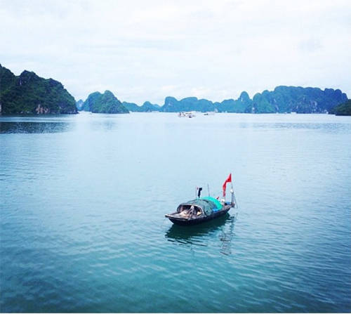 Vịnh Hạ Long luôn là điểm đến được nhiều du khách lần đầu tới Việt Nam lựa chọn để ghé thăm. Trang Business Insider nhận xét rằng khung cảnh bình yên ở đây là điều bạn không thể tìm thấy ở châu Âu hay Mỹ.