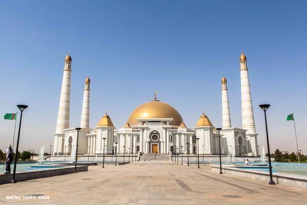Thánh đường Hồi giáo lớn nhất Turkmenistan ở thủ đô Ashgabat được xây dựng bằng đá cẩm thạch trắng, với sức chứa 7.000 người.