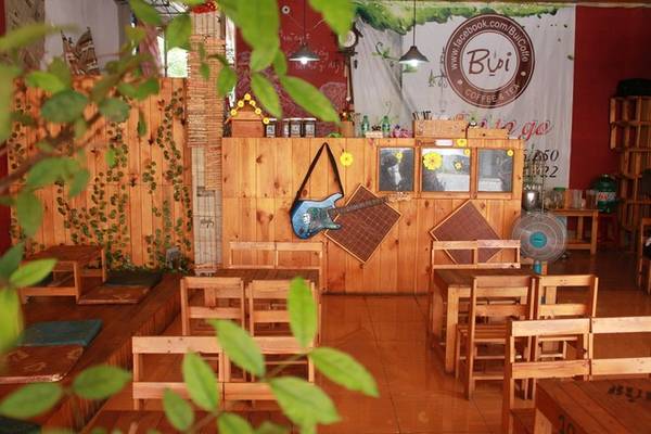  Nếu bạn muốn uống cà phê và trò chuyện với những người cùng sở thích xê dịch, có thể ghé quán Bụi ở ngã ba Hồ Thị Hương và Minh Khai, để chia sẻ câu chuyện về những chuyến đi.