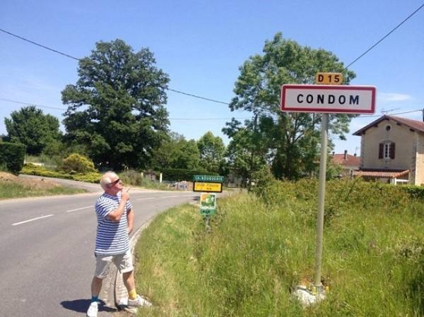 Thị trấn Comdom (Pháp) nếu hiểu theo tiếng Anh sẽ là “bao cao su”. Tuy nhiên, trên thực tế, tên thị trấn là Conddóm và không liên quan gì tới tiếng Anh.