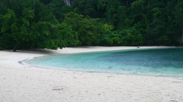 Thời gian ở nơi này như chảy theo một nhịp khác đời sống bên ngoài, chậm và yên bình. Bãi biển Krabi mang đặc trưng của vùng nhiệt đới với dải cát dài trắng tinh, sóng nhẹ xô bờ lấp lánh dưới ánh mặt trời. Ảnh: Raphael Bick