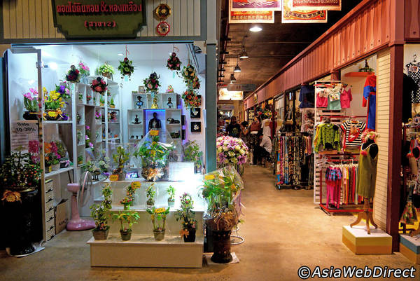 Hàng hóa được bày bán ở Asiatique rất đa dạng. Ảnh: Bangkok.com