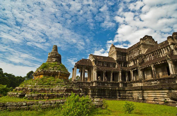 Siem Reap, Campuchia Tháng 12 với khí hậu tương đối mát mẻ là thời điểm tốt nhất trong năm để khám phá những ngôi đền cổ nổi tiếng ở Siem Reap. Được xây dựng từ thế kỷ 12, Angkor Wat là một trong những di tích khảo cổ quan trọng nhất khu vực Đông Nam Á, đồng thời là di tích tôn giáo lớn nhất được xây dựng vào thời điểm đó.