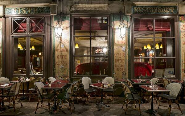 Một quán cà phê vào buổi đêm ở thành phố ánh sáng Paris.