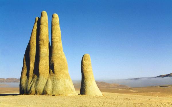 Bàn tay khổng lồ nhô ra từ sa mạc Atacama là một tác phẩm điêu khắc có quy mô lớn của nghệ sĩ Mario Irarrázabal. 