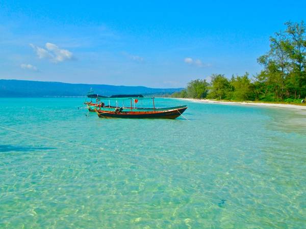 Koh Rong là hòn đảo lớn thứ 2 của Campuchia. Biển ở đảo tuyệt đẹp với cát trắng, nước biển ấm và trong vắt. Hiện nay, Koh Rong đang được chính phủ Campuchia quy hoạch để phát triển du lịch. Ảnh: sosinasia.