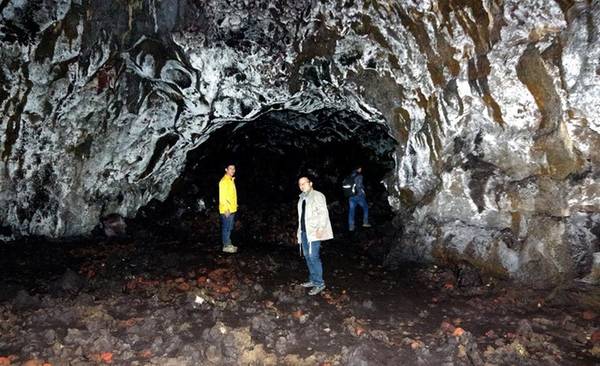 Điểm đặc biệt về hang động núi lửa so với hang đá vôi là đường vân trên thành hang do sức ép của dung nham, tạo ra những hình thù sinh động.