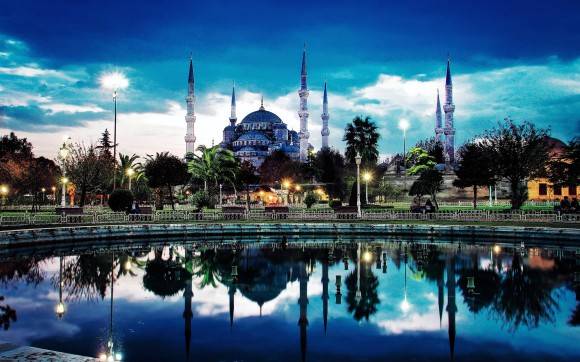 Thổ Nhĩ Kỳ là quốc gia nằm giữa hai lục địa Á – Âu, không phô trương sự giàu có hiện đại mà mang vẻ đẹp huyền ảo của đế quốc Ottoman xưa. 