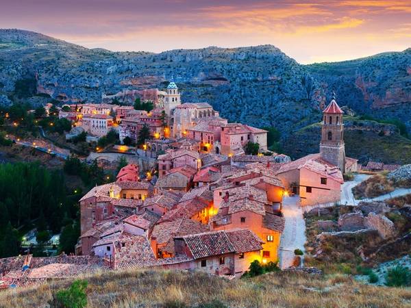 Thị trấn Albarracín nằm trên đỉnh một ngọn núi ở Río Guadalaviar, Teruel, Tây Ban Nha. Du khách đến đây sẽ có cảm giác như đi ngược thời gian với không gian kiến trúc cổ kính. Ảnh: Shutterstock/Albarracin.