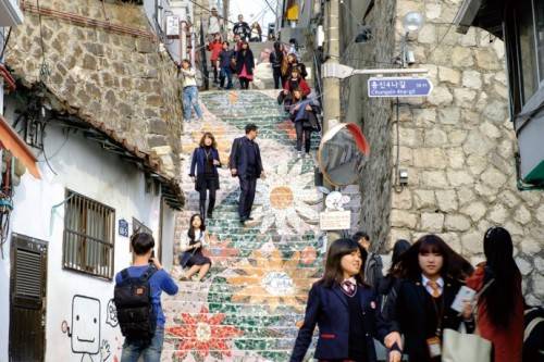 Các lối đi bậc thang trong làng Ihwa cũng trở thành tác phẩm nghệ thuật. 