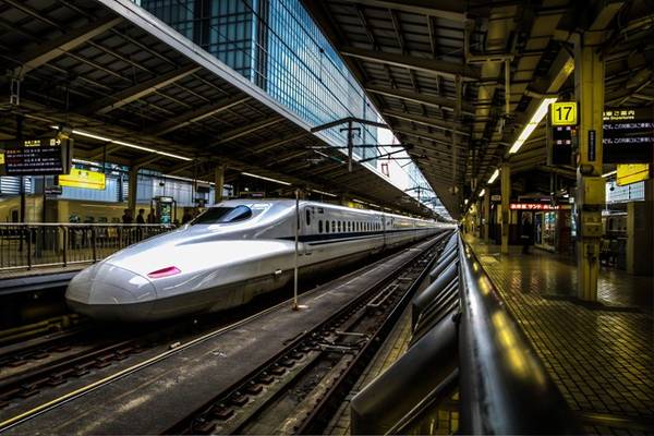 Hệ thống tàu siêu tốc: Hệ thống tàu Shinkansen của Nhật nối các thành phố lớn trên đảo Honshu và Kyushu, với vận tốc tối đa lên tới 320 km/h. Ảnh: Timecaptures.