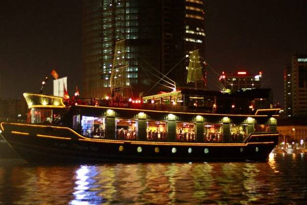 Đi thuyền tham quan sông Sài Gòn vào buổi tối.