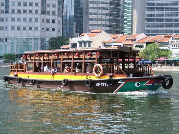 Để thư giãn, bạn hãy đăng ký một tour trên sông Singapore qua những cầu cảng nổi tiếng như Boat Quay, Clarke Quay, và Robertson Quay.