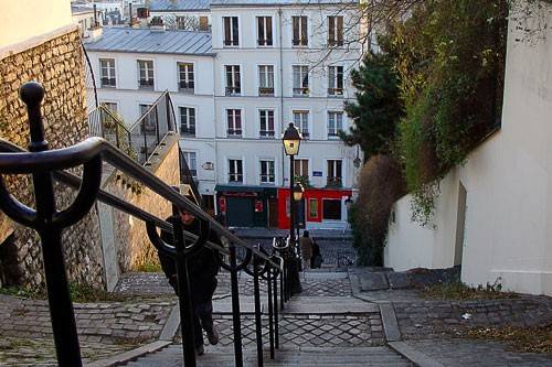 Leo lên những bậc thang của đồi Montmartre