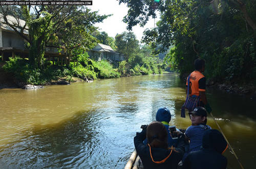  Đi bè dọc con suối ở Chiang Mai.