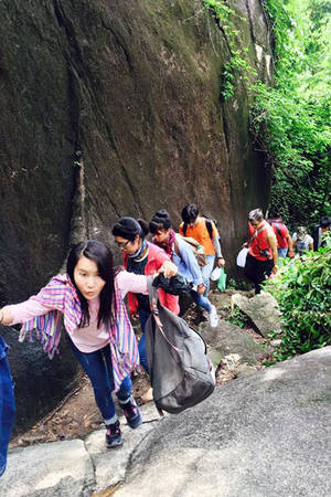 Sau khi chiêm ngưỡng cảnh sắc bình yên dưới chân núi Dinh, bạn sẽ trekking theo con đường nhỏ uốn lượn ôm sát triền núi với những tảng đá lớn nhỏ che chắn giữa đường đi, mạo hiểm trong hành trình chinh phục đỉnh Dinh.